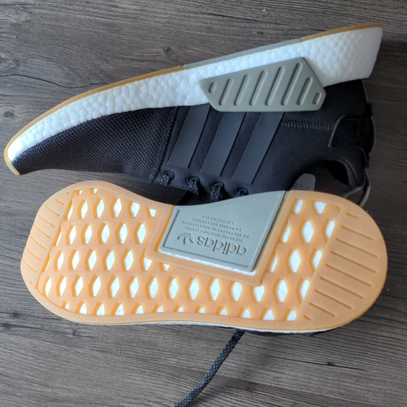 NWT Adidas Mens NMD R2 Runners Core Black, Size 11 - Picture 3 of 3